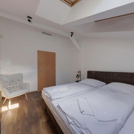 Aneri Apartment Old Town Bratislava Bagian luar foto