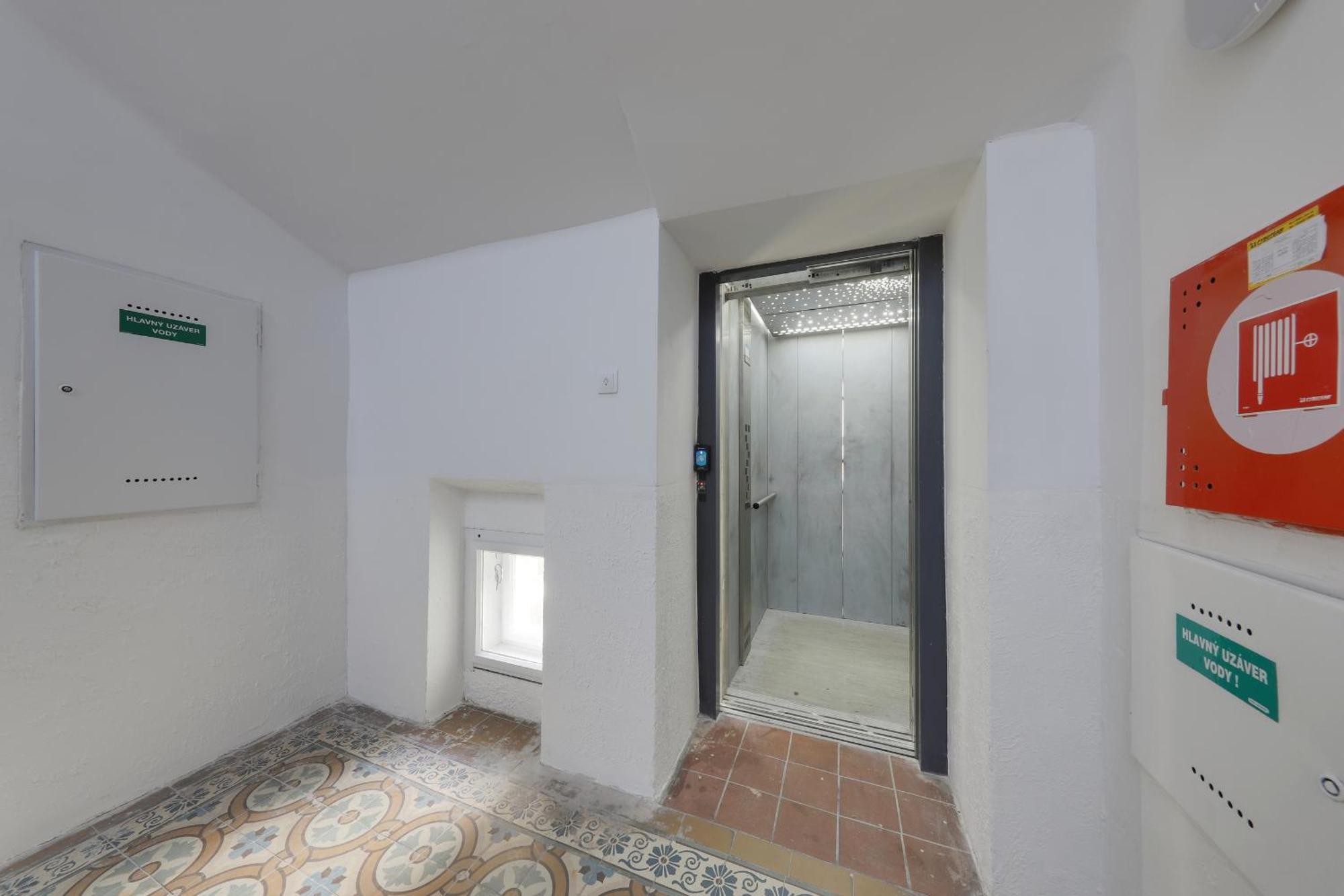 Aneri Apartment Old Town Bratislava Bagian luar foto